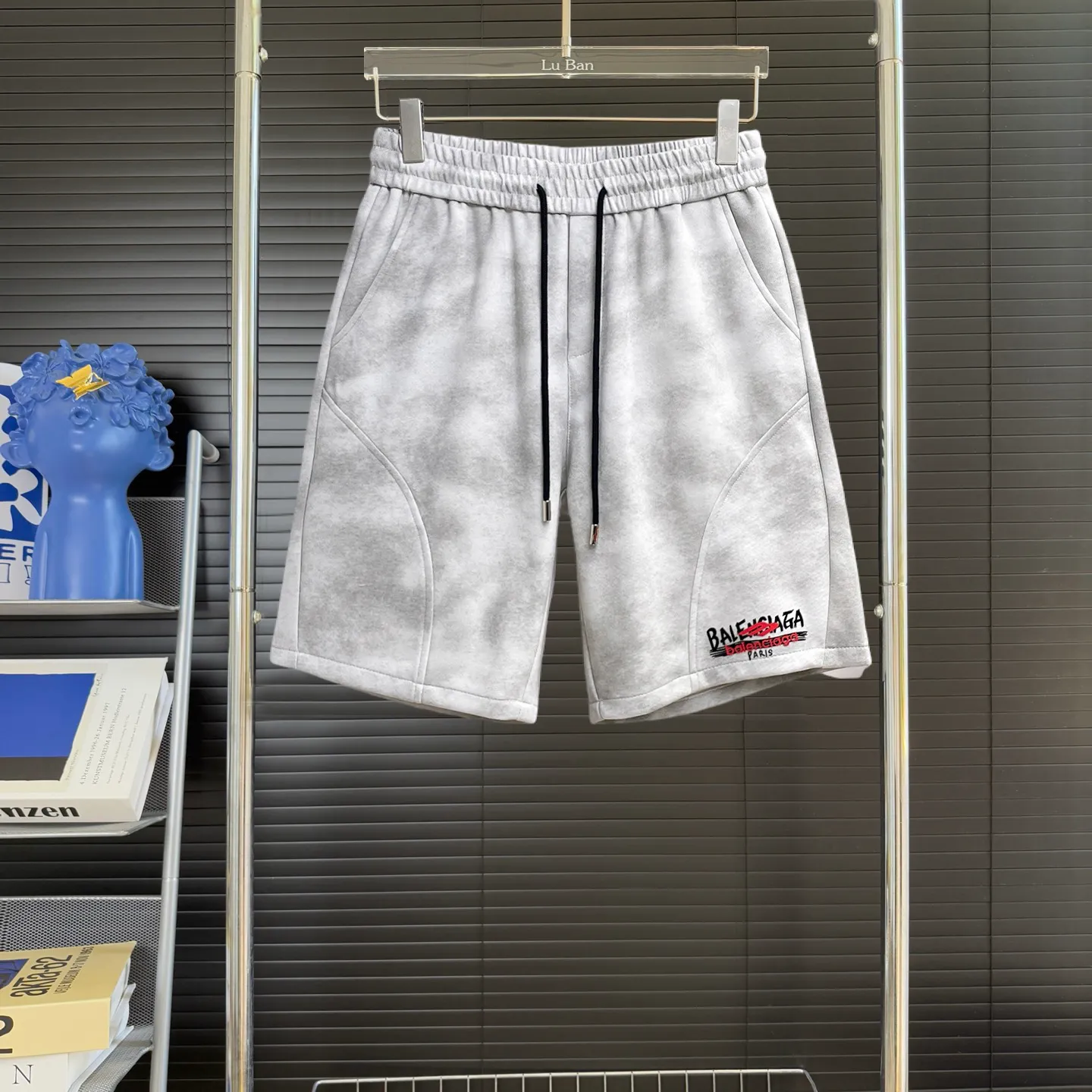 Balenciaga's three-standard complete 2026 summer New Arrival men's casual shorts, advanced custom-made Breathable fabric, Breathable fabric, extremely stretchy and comfortable, impeccable details, top-grade accessories, original logo design concept, delicate and soft feel! The upper body fit is awesome! Size: M-XXXL Please state your height and weight when ordering